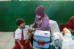 Pelaksanaan vaksinasi SD.| Sumber: KOMPAS.com/Muhamad Isa Bustomi