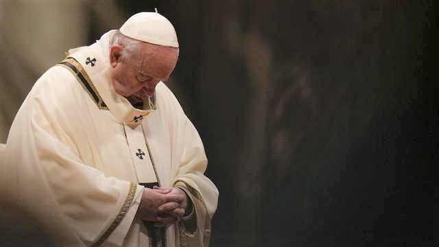 Paus Fransiskus Menundukan Kepala dan Berdoa (Foto: Alessandra Tarantino/AP via www.darientimes.com)