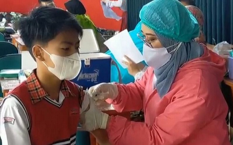 Pelaksanaan vaksinasi anak sekolah. Sumber: Cimahi jabar inews