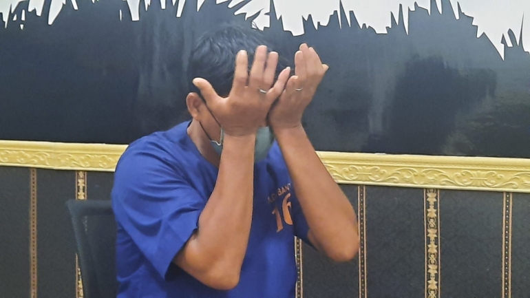 Omsar Simbolon menghapus air mata, menyesal, mohon maaf. Foto: Budi Tanjung
