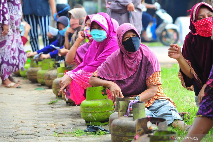 Antrean ibu-ibu membeli gas elpiji 3 kilogram (ANTARA FOTO/Wahdi Septiawan/hp)
