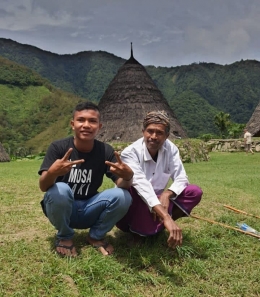 Foto Aldo bersama tokoh masyarakat Wae Rebo (sumber: dokumen pribadi)