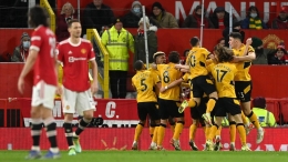 Pemain Wolverhampton Wanderers merayakan gol ke gawang Manchester United. (via eurosport.com)