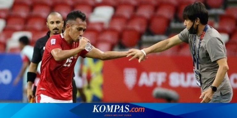 Pelatih Indonesia, Shin Tae-yong (kanan), menyalaman Irfan Jaya (SUHAIMI ABDULLAH/AFP dalam Bola.Kompas.com)