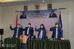  Leonardus Lelo (Kedua dari kiri) bersama pengurus Demokrat NTT saat menggelar konferensi pers di Kupang, Selasa (4/1/2022) KOMPAS.com/Sigiranus Bere