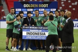 Shin Tae-yong dan Staf pelatih Timnas Indonesia yang berhasil meraih juara kedua di AFF Cup 2021 (Foto AP/Yonhap News). 