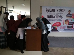 Acara bedah buku Ade Ubaidil di Perpusnas Banten. Foto dari akun facebook Ade Ubaidil.