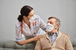 Ilustrasi tenaga kesehatan yang memberikan sapaan kepada pasien. Gambar diambil dari homecare24.id