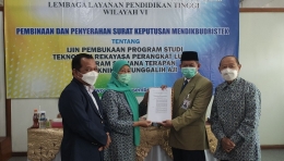 Kepala Lembaga Layanan Pendidikan Tinggi (LLDIKTI)  VI Jawa Tengah - Prof. Dr. Ir. Muhammad Zaenuri, DEA menyerahkan SK Kemdibudristek (17/12/21)