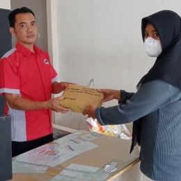 Pegawai Batik Wistara mengirimkan paket masker yang saya pesan lewat JNE pada 27/12/21 dan tiba di rumah pada 28/12/21. | Dokumentasi Ariyono Setiawan