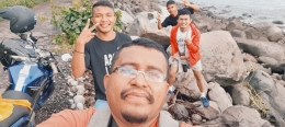 Foto selfi di pesisir pantai dalam perjalanan menuju pos pendakian Wae Rebo (sumber: dokumen pribadi)