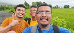 Foto selfi di persawahan dalam perjalandari Ruteng ke Narang (sumber: dokumen pribadi)