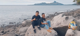 Foto adik Bryan (kiri) dan Aldo (kanan) berlatarbelakang laut dan pulau Mules (sumber: dokumen pribadi)