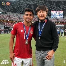 Shin Tae Yong dan Asnawi saat meraih medali/twitter.com/PSSI