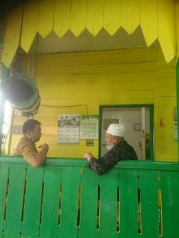Mengobrol dengan nazir Masjid Lama Kabanjahe, M. Siddik Surbakti (Dokumentasi Pribadi)