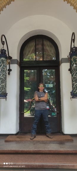 Fitrjaya Nusananta berpose di pintu Gedung Kunstkring. Foto; Teguh Yuswanto