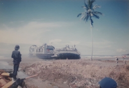 Hovercraft Navi Seal landing di pantai Ujung Kalak, Meulaboh membawa bantuan logistik. (Dok. Firdaus Tanjung)