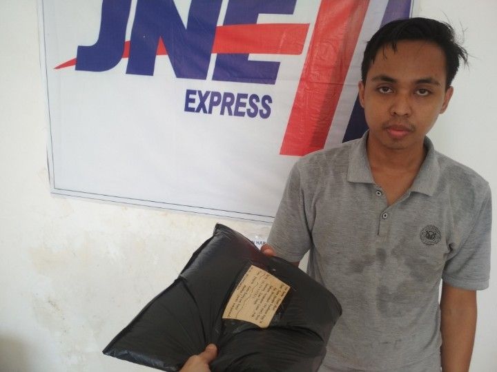 Penulis menyerahkan paket masker ke pegawai JNE di Lamongan pada 31/12/21 dan telah tiba di Ponpes RN ASA Rembang pada 02/01/22. | Dokumentasi pribadi