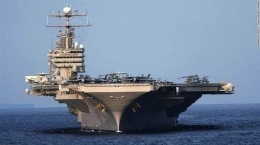 Kapal induk USS Abraham Lincoln lego jangkar di dekat P. Sabang dalam rangka misi kemanusiaan. (Gbr. tribunnews.com)
