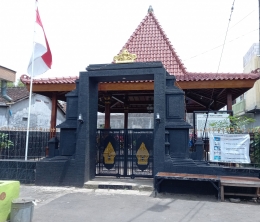 Tampilan situs Watu Gong Tlogomas, Lowokwaru, Malang, setelah diamankan dengan bangunan pendopo. Foto : Parlin Pakpahan. 