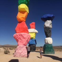 beberapa turis ada yang mencoba naik batunya (Dokumentasi pribadi)