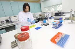 Peneliti melakukan riset di laboratorium Pusat Genom Nasional di Lembaga Biologi Molekuler Eijkman, Jakarta, setelah fasilitas tersebut diresmikan, Kamis (24/6/2018)(KOMPAS/Riza Fathoni)