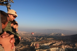 Pilot balon udara dan sebagian penumpang. Sumber: dokumentasi pribadi