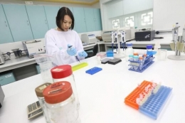 Peneliti melakukan riset di Lembaga Biologi Molekuler Eijkman, Jakarta. Foto: Kompas.com/Rizal Fathoni