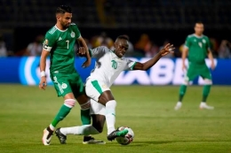 Mahrez dan Sadio Mane rebutan bola di final Piala Afrika 2019/ foto: sports.yahoo.com