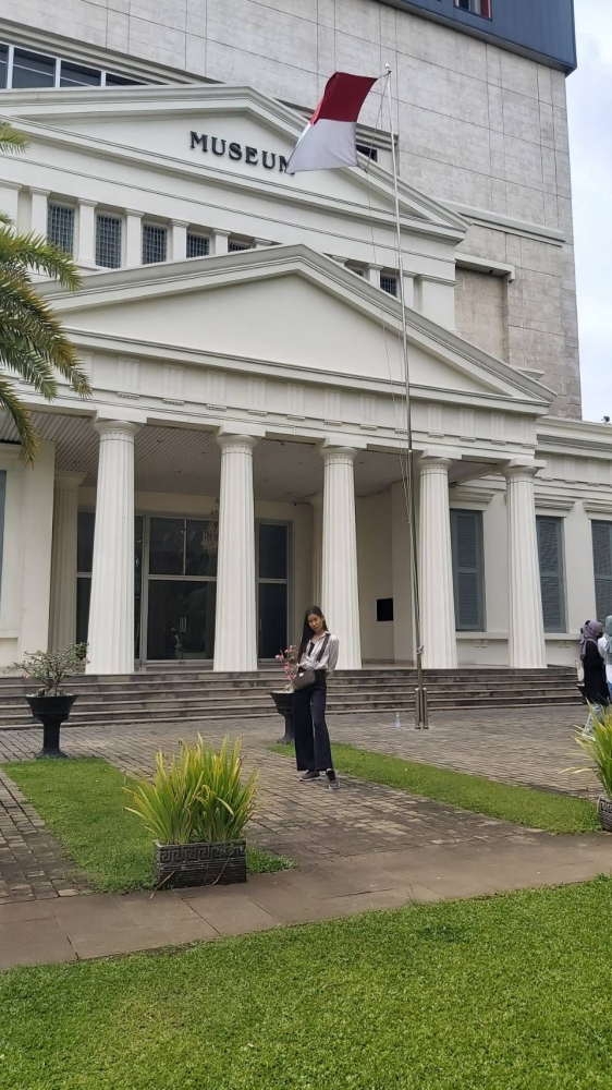 Penulis di depan Museum Nasional (dokumen pribadi)