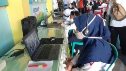 Simbolis penyerahan bantuan laptop jilid 1 kepada siswa kelas 8 oleh Wali Kota Madiun. Foto by madiunpos