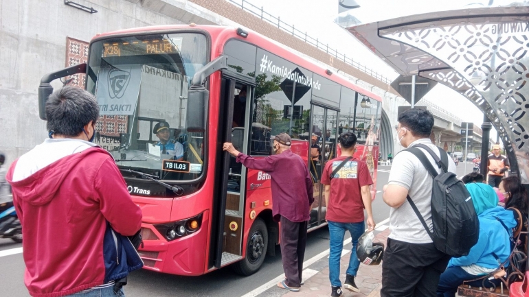 Para penumpang menunggu Teman Bus Batik Solo Trans. - Dokumen Pribadi