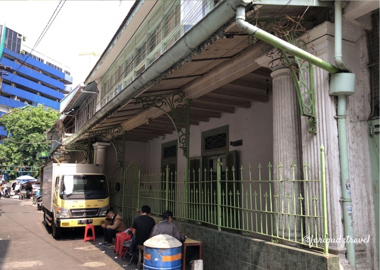 Rumah tua masih dihuni dan jarang dibuka (berdasarkan penuturan pemilik warteg di depan rumah). Sumber: dokumen pribadi