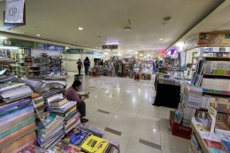 Pedagang buku bekas di Blok M sepi pengunjung.| Sumber: Desy Kristi Yanti via Kompas.com