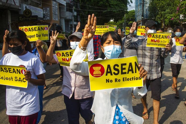 Pengunjuk rasa anti-kudeta menunjukkan tanda pembangkangan dengan tiga jari selama demonstrasi menentang kudeta militer di Yangon, Myanmar, pada Jumat (23 April 2021).| Sumber: AP via Kompas.com