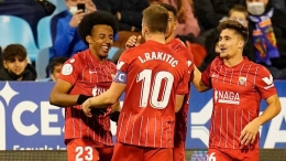 Pemain Sevilla merayakan gol ke gawang Real Zaragoza. (via sportsnewsfans.com)