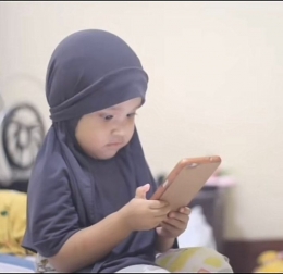 Penampakan disaat anak sedang sibuk dengan gadget (foto: Tiktok @Fuadbakhtv)