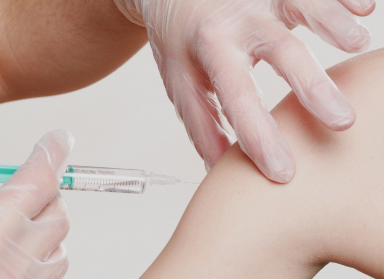 Vaksin booster untuk remaja, Biontech, dan vaksin gratis | foto: pixabay/whitesession—