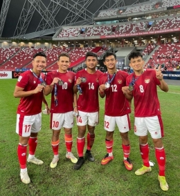 Witan (No 8) bersama pemain Timnas Indonesia. Doc IG Witan Suleman