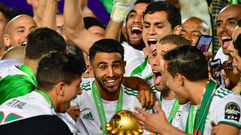 Riyad Mahrez dan para pemain Aljazair lainnya setelah memenangi AFCON 2019 di Mesir. (Sumber: Sporting News Online)