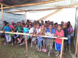 anak-anak pengungsi Nduga saat belajar di camp pengungsian. Sumber: Jubi.co.id