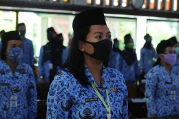 Sejumlah Aparatur Sipil Negara (ASN) menggunakan masker saat mengikuti pelantikan secara daring di Kantor Pemerintah Kabupaten Klaten, Jawa Tengah, Jumat (5/6/2020). Pelantikan diikuti sebanyak 715 ASN TA 2018 di lima tempat secara daring atau telekonferens. ANTARA FOTO/Aloysius Jarot Nugroho/pras.(Aloysius Jarot Nugroho)