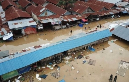 Banjir di Pasar Youtefa Abepura, Jayapura, Papua, Jumat, 7 Januari 2022. (Foto: Beritasatu.com)