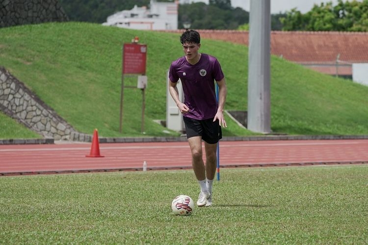 Elkan Baggott saat menjalani latihan bersama timnas Indonesia menjelang laga kontra Laos di Piala AFF 2020. Sumber: PSSI via Kompas.com