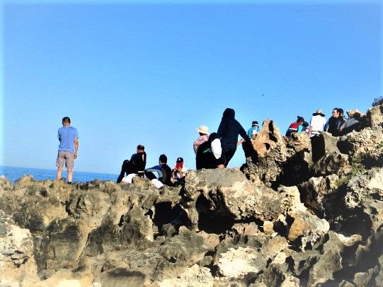 Ket.foto: rintangan pertama yang harus dilewati dengan selamat adalah bukit karang yang tajam/dokumentasi pribadi