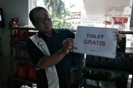 ilustrasi: Stasiun pengisian bahan bakar umum (SPBU) yang berlokasi di kawasan Blok A, Kebayoran Baru, Jakarta Selatan, menempelkan stiker mengenai penggunaan toilet gratis, Selasa (23/11/2021). (Foto: KOMPAS.com/Muhamad Isa Bustomi)
