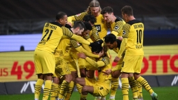 Pemain Borussia Dortmund merayakan gol ke gawang Eintracht Frankfurt. (via eurosport.com)