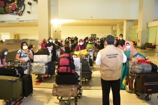 Para pekerja migran Indonesia yang tiba di Bandara Soetta, Tangerang, Minggu (9/5/2021). (KOMPAS.com/MUHAMMAD NAUFAL)