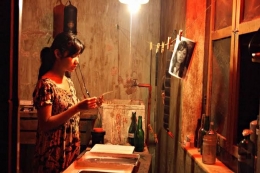 Sita yang diperankan Shanty juga menyukai foto (sumber gambar: indonesianfilmcenter.com)