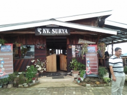 Pak Pelawi, pemilik dan pengelola cafe Surya, Siosar (Dok. Pribadi)